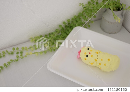 小學生用紙黏土製作炸蝦 121180160