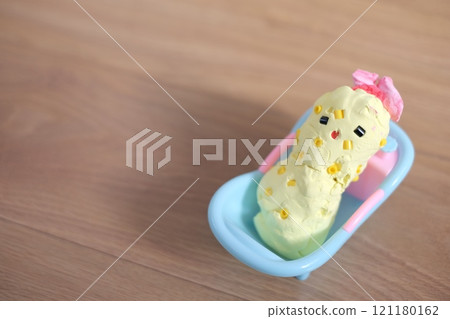 小學生用紙黏土製作炸蝦 小學生用紙黏土製作炸蝦 121180162