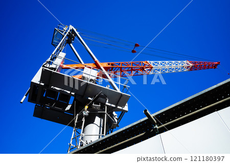 建築工地藍天和塔式起重機開始生長 A-2 高色對比度 121180397