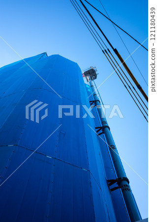 城市中正在建設的公寓和延伸的塔式起重機 城市中正在建設的公寓和延伸的塔式起重機 121180439