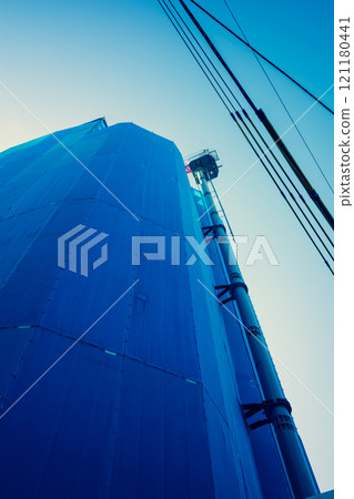 城市中正在建設的公寓和延伸的塔式起重機 121180441