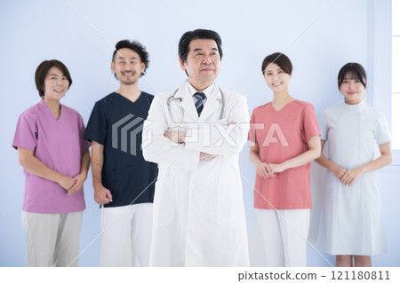 多（5）名醫護人員並排站立的圖片：醫生、護士和物理治療師團隊站著抬頭思考 121180811