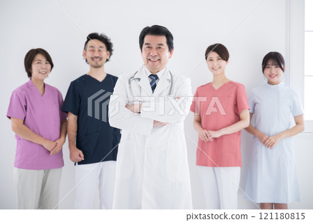 多名醫務人員（5 人）並排的圖像，醫生、護士和物理治療師團隊的白色背景 121180815
