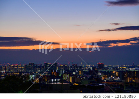 城市的黎明。從神戶岡本山上俯瞰城市 121180880