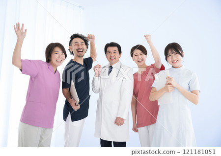 醫務人員並排的圖像，淺藍色背景，例如醫生和護士在換工作時看起來很高興和成功。 121181051