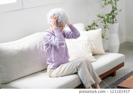 坐在沙發上的老年婦女 121181457