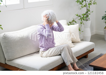 坐在沙發上的老年婦女 121181458
