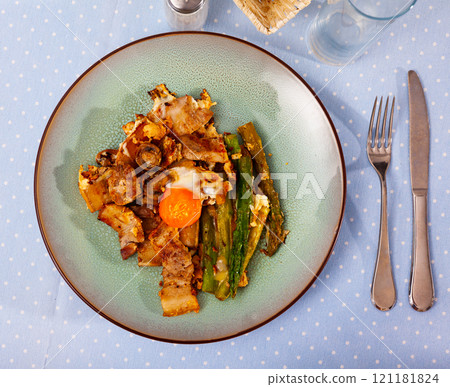 Scrambled eggs with bacon, asparagus and mushrooms closeup Scrambled eggs with bacon, asparagus and mushrooms closeup 121181824