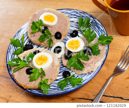 Sandwiches with pollock liver and roe pate, egg, olives Sandwiches with pollock liver and roe pate, egg, olives 121182029