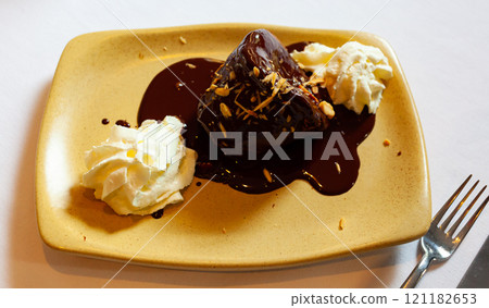 Chocolate fondant Chocolate fondant 121182653
