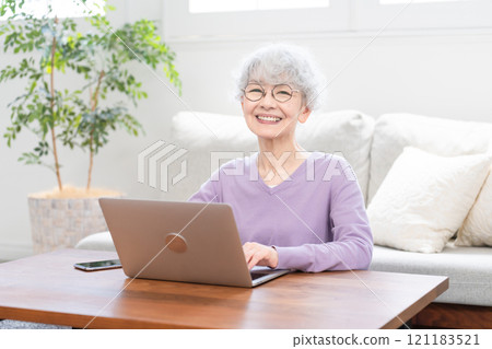 操作計算機的高級婦女 操作計算機的高級婦女 121183521