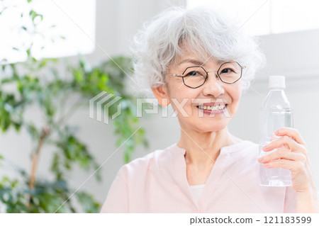 喝瓶裝水的高級婦女 喝瓶裝水的高級婦女 121183599