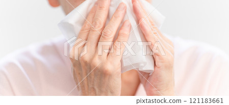 咬住他的鼻子的資深婦女與組織 咬住他的鼻子的資深婦女與組織 121183661