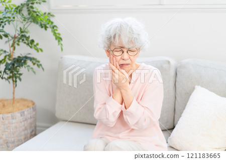 患有牙痛的高級婦女 患有牙痛的高級婦女 121183665