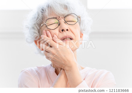 患有牙痛的高級婦女 121183666