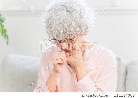 無法停止咳嗽的高級女性 無法停止咳嗽的高級女性 121184068