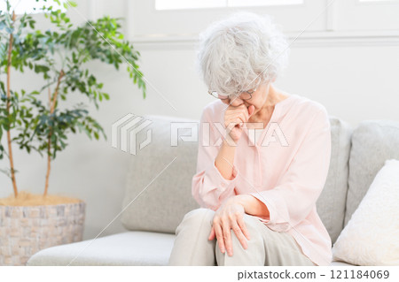 無法停止咳嗽的高級女性 無法停止咳嗽的高級女性 121184069