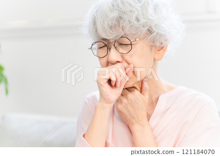 無法停止咳嗽的高級女性 121184070
