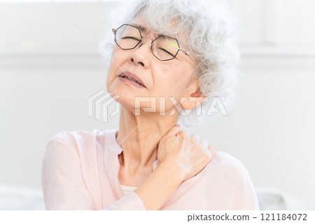 患有肩膀僵硬的高級婦女 患有肩膀僵硬的高級婦女 121184072