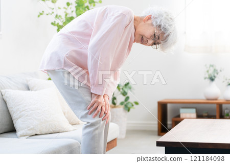 Senior woman suffering from knee pain 121184098
