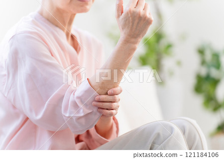 Senior woman suffering from tendonitis Senior woman suffering from tendonitis 121184106