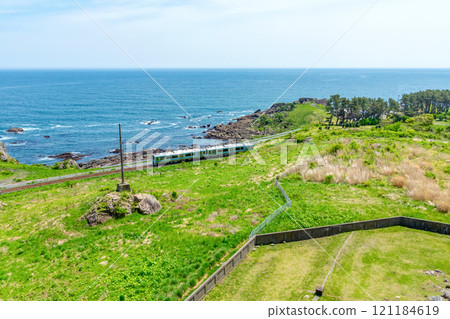 [Hachinohe: Tanesashi Coast] Hachinohe Line diesel railcar speeding through Tanesashi Coast and Ashimozaki 121184619