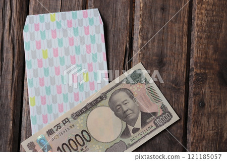 Arrow pattern gift envelope and 10,000 yen bill, congratulatory money Arrow pattern gift envelope and 10,000 yen bill, congratulatory money 121185057