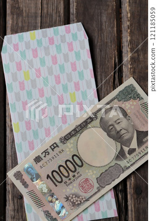 Arrow pattern gift envelope and 10,000 yen bill, congratulatory money 121185059