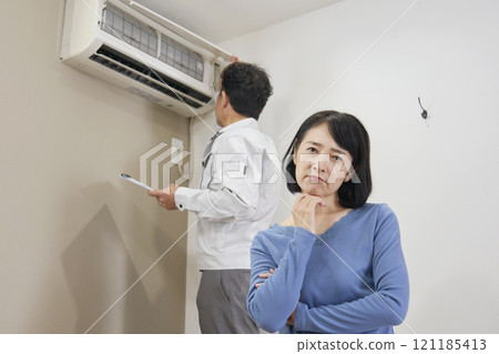 遭受空調故障的婦女 121185413