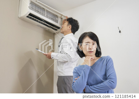 遭受空調故障的婦女 121185414