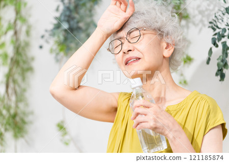 採取措施預防中暑的高級婦女 121185874