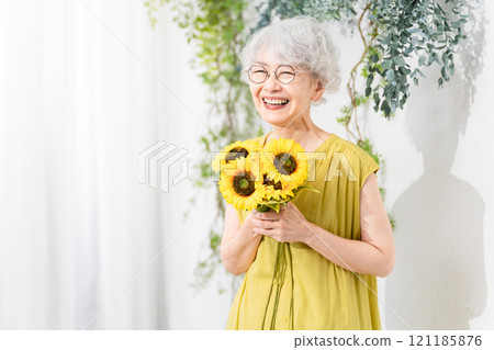 有向日葵的資深婦女 121185876