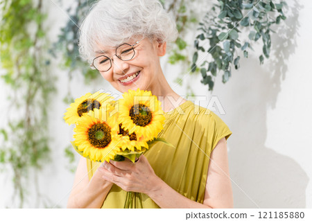 有向日葵的資深婦女 121185880