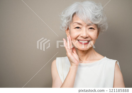 穿著無袖衣服的高級女性的美容形象 121185888