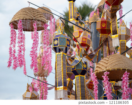 Lanna lantern (Yi Peng lantern) is a colorful traditional Thai lantern, handmade in the northern style, hanging on a rope for decoration. 121186305