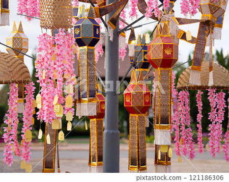 Lanna lantern (Yi Peng lantern) is a colorful traditional Thai lantern, handmade in the northern style, hanging on a rope for decoration. 121186306