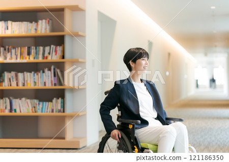 穿著西裝的女性輪椅使用者 121186350