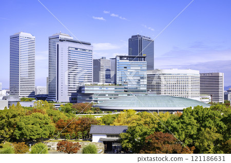 綠意盎然的大阪商務公園（大阪府大阪市） 121186631