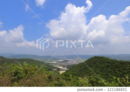 從山上的觀景台看到的田野和山脈 121186831