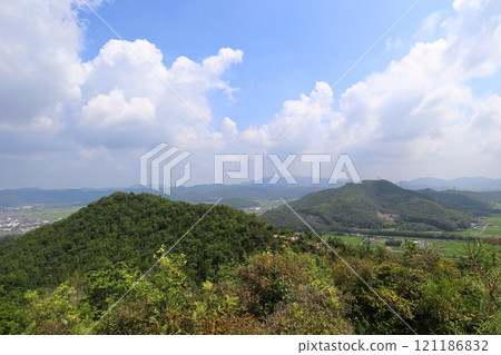 從山上的觀景台看到的田野和山脈 121186832