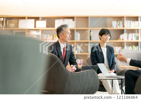 正在開會的商務人士 121186864