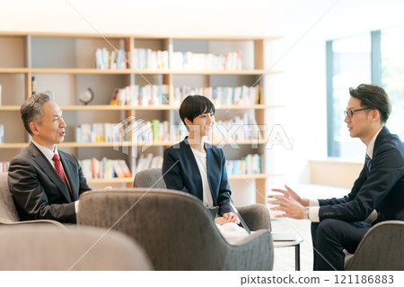 正在開會的商務人士 正在開會的商務人士 121186883