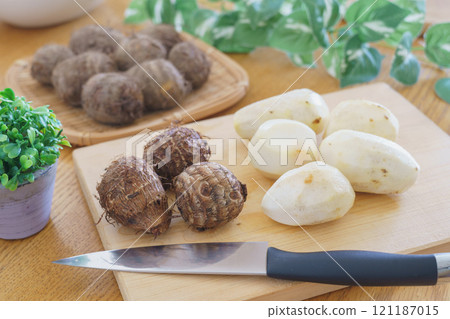 Peel the taro Peel the taro 121187015