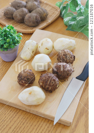 Peel the taro Peel the taro 121187016