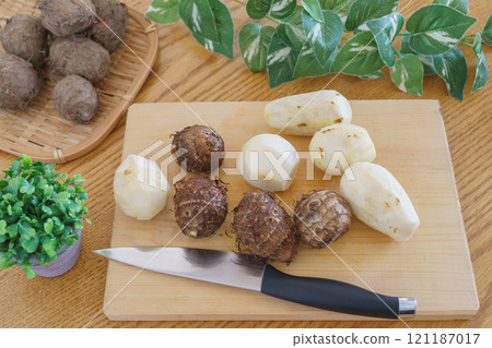 Peel the taro 121187017