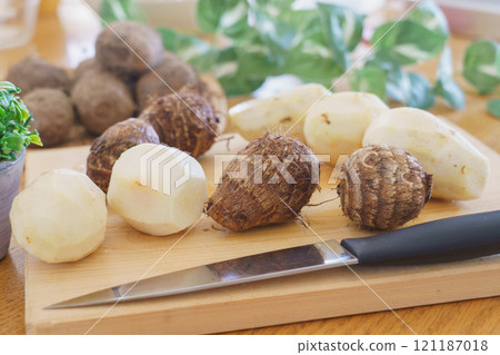 Peel the taro 121187018