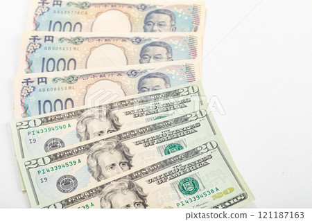 日本紙幣和美國紙幣 日本紙幣和美國紙幣 121187163