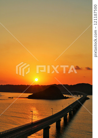 山口縣Tsukushima Ohashi橋在黃昏 121187500