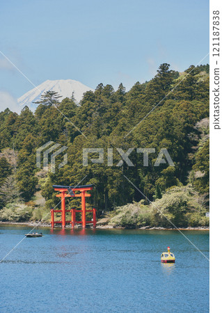 湖邊的朱紅色鳥居和平靜的水邊風景 121187838