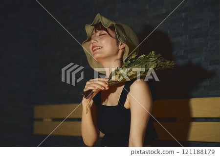 桑拿房中使用 vihta 的女性 攝影合作：Shiratama no Yu Izukei。 121188179